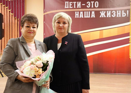 Дворец творчества детей и молодежи имени Добробабиной А.П. отмечает 45-летие. Со знаменательной в истории учреждения и города датой педагогов и учащихся поздравила председатель депутатского корпуса Татьяна Ивановна Шадрина.